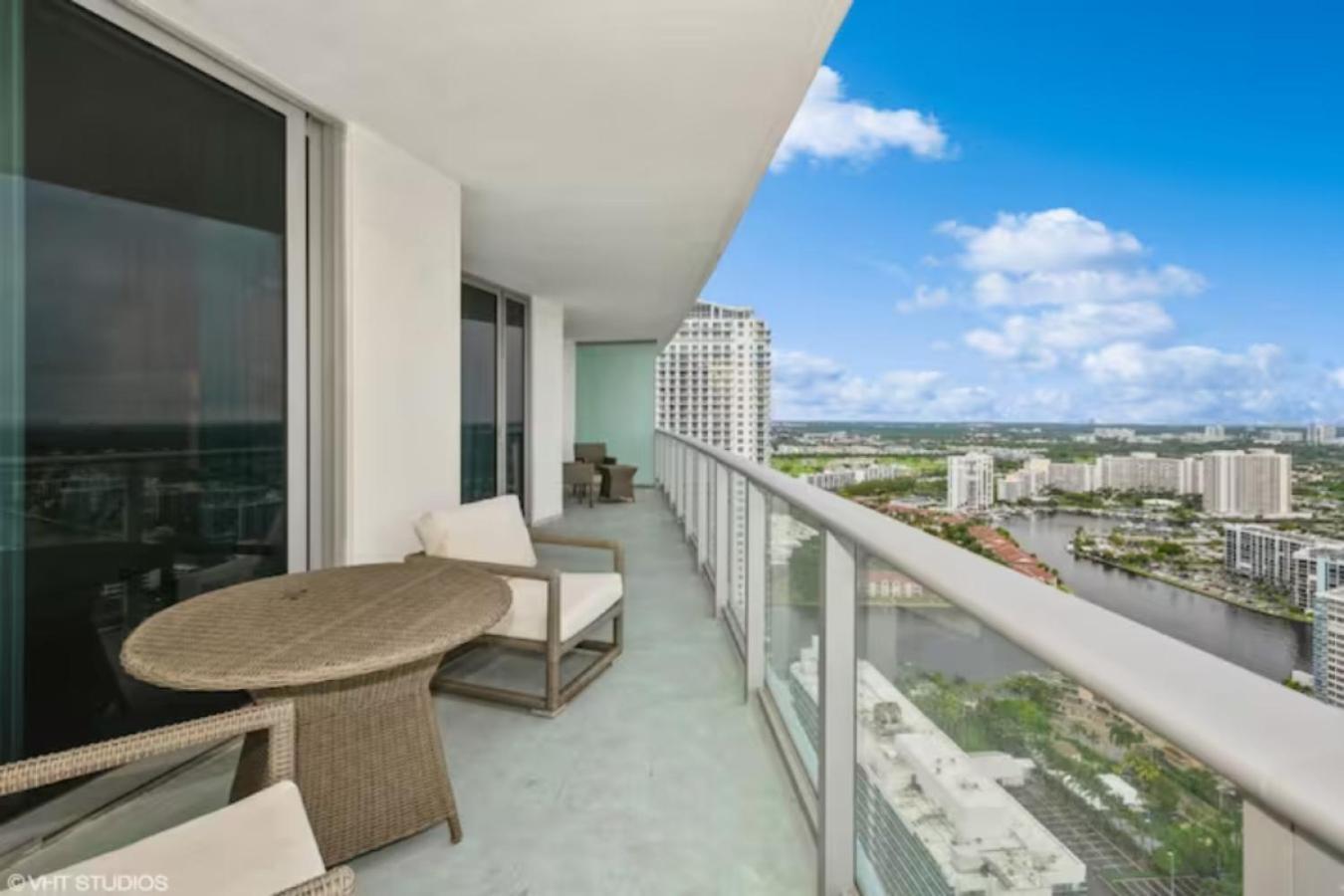 Lyfe Residence Building - Private Apts Over The Beach Hollywood Exteriör bild